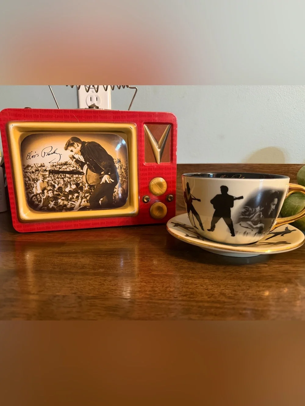 Elvis Presley Retro TV Lunch Box in Red and over sized coffee mug